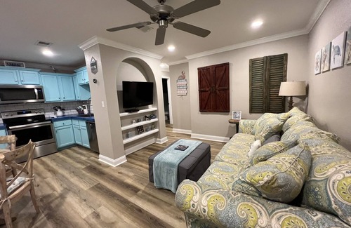 Gulf Shores Condominio | Steps to the Beach. Site has pool, jacuzzi, and grills. Enjoy & Compare.