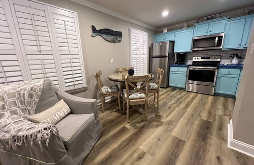 Gulf Shores Condominio | Steps to the Beach. Site has pool, jacuzzi, and grills. Enjoy & Compare.