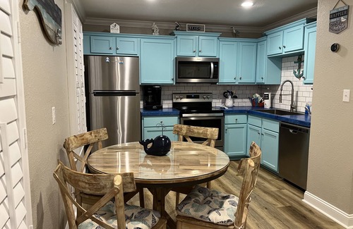 Gulf Shores Condominio | Steps to the Beach. Site has pool, jacuzzi, and grills. Enjoy & Compare.
