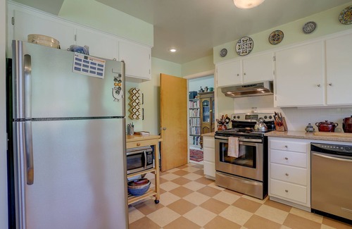 Hood River Casa | Living Color: ¡recientemente remodelado, actualizado, privado a mediados de siglo en un vecindario tranquilo y conveniente!