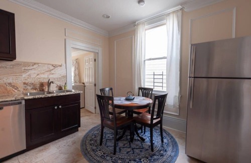 Uptown Historic District Condominio | Lujoso actualizado recientemente renovado Uptown 1br Apt