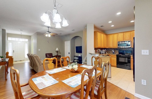 Trafalgar Village Casa | Updated retreat with pool access, W/D, AC, & patio - close to Disney Parks