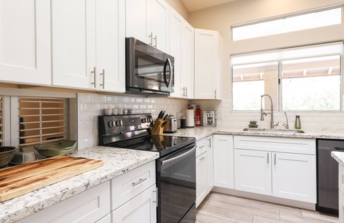 Paradise Park Vista Casa | Updated single-level home with an oasis back yard, private pool & washer/dryer