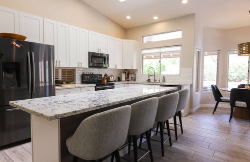 Paradise Park Vista Casa | Updated single-level home with an oasis back yard, private pool & washer/dryer