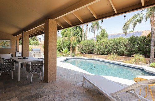Paradise Park Vista Casa | Updated single-level home with an oasis back yard, private pool & washer/dryer