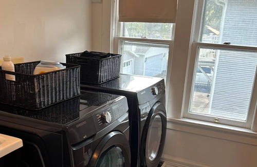 Ottawa Casa | Updated Spacious Victorian in Historic Eastside, walking distance to downtown.