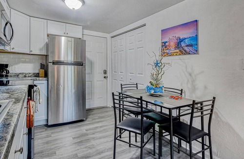 Surfside Beach Condominio | Updated studio with WiFi, full kitchen, onsite pool and tennis courts