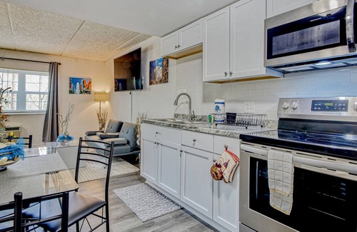 Surfside Beach Condominio | Updated studio with WiFi, full kitchen, onsite pool and tennis courts