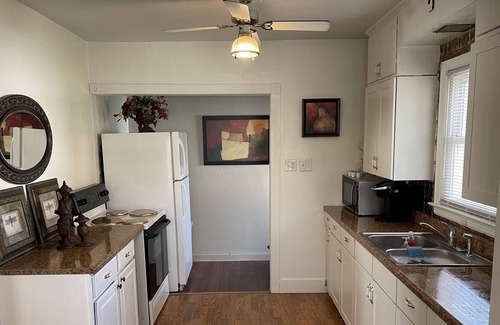 Dubuque Casa | ⭐️Updated stylish home in central Dubuque.. close to colleges, mall, restaurants⭐️