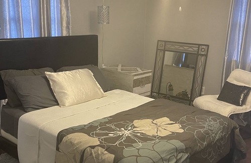 Dubuque Casa | ⭐️Updated stylish home in central Dubuque.. close to colleges, mall, restaurants⭐️