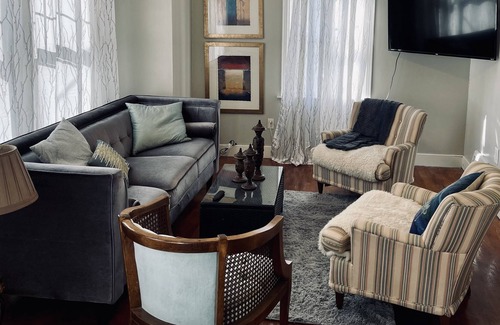 Dubuque Casa | ⭐️Updated stylish home in central Dubuque.. close to colleges, mall, restaurants⭐️