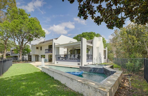 Sugar Land Casa | Updated Sugar Land Home w/ Grill & Pool!