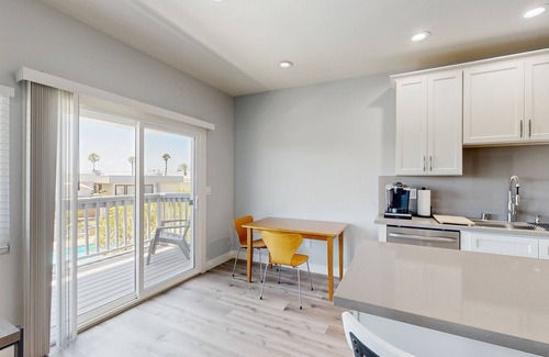 Port Hueneme Casa | Updated townhome in gated community w/ shared pool & jacuzzi - walk to beach