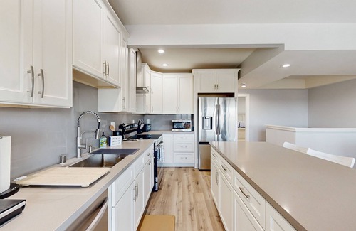 Port Hueneme Casa | Updated townhome in gated community w/ shared pool & jacuzzi - walk to beach