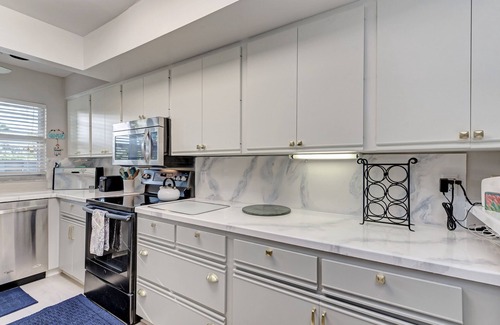 Whitney Beach Villa | Condominio Villa actualizado: pasos a la hermosa playa de arena blanca
