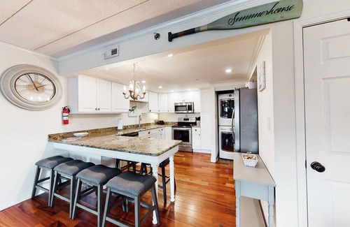 Ocean City Condominio | Updated waterfront condo with washer/dryer, central AC, & seasonal pool