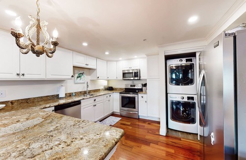 Ocean City Condominio | Updated waterfront condo with washer/dryer, central AC, & seasonal pool