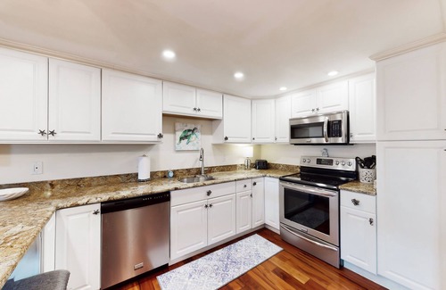 Ocean City Condominio | Updated waterfront condo with washer/dryer, central AC, & seasonal pool