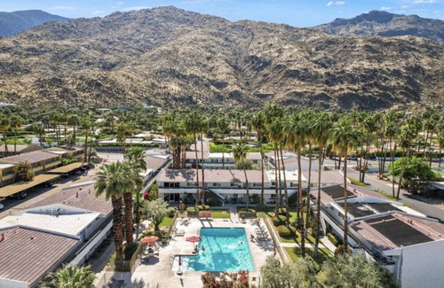 The Mesa Condominio | Updated with Private Patio! 3 mins to Downtown Palm Springs
