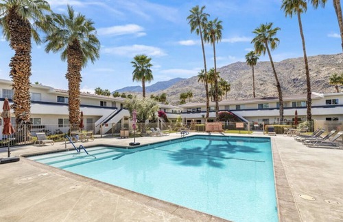 The Mesa Condominio | Updated with Private Patio! 3 mins to Downtown Palm Springs