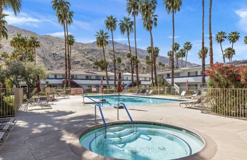 The Mesa Condominio | Updated with Private Patio! 3 mins to Downtown Palm Springs