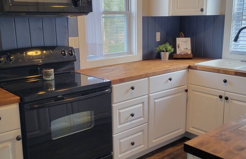 Colchester Cabaña | Updated year round Cottage in Lake Hayward Community