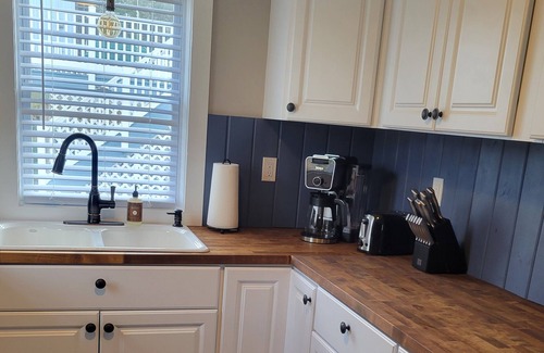 Colchester Cabaña | Updated year round Cottage in Lake Hayward Community