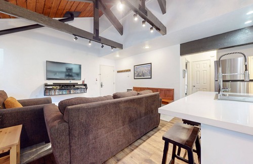 Majestic Pines Condominio | Upgraded Cabin, Private Wash/Dryer. Great Complex Amenities, Near Golf Course