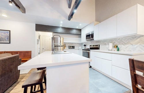 Majestic Pines Condominio | Upgraded Cabin, Private Wash/Dryer. Great Complex Amenities, Near Golf Course