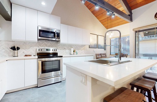 Majestic Pines Condominio | Upgraded Cabin, Private Wash/Dryer. Great Complex Amenities, Near Golf Course