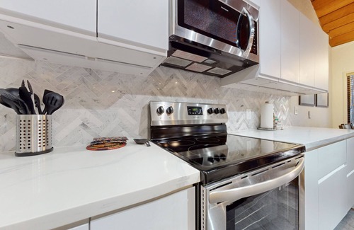 Majestic Pines Condominio | Upgraded Cabin, Private Wash/Dryer. Great Complex Amenities, Near Golf Course