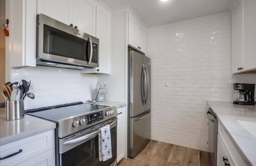 Del Mar Condominio | Upgraded Condo steps to the beach
