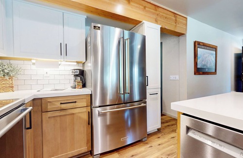 Majestic Pines Condominio | Upgraded End Unit & Balcony. Near the Sierra Star Golf Course. On-site Pool!