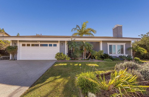 Thousand Oaks Casa | Upgraded single story home - prime location! Approx 30 miles of Malibu, LA & SB!