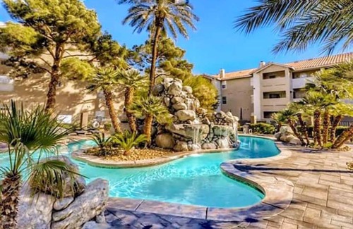 Las Vegas Condominio | Upgraded Tropical Oasis! Heated Pool, Spa & Gym, Walk to Strip!