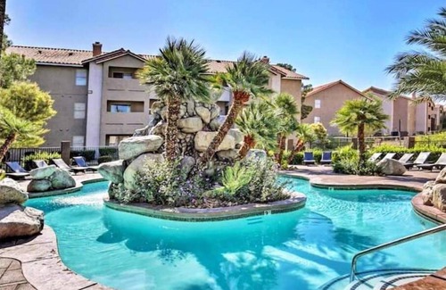 Las Vegas Condominio | Upgraded Tropical Oasis! Heated Pool, Spa & Gym, Walk to Strip!