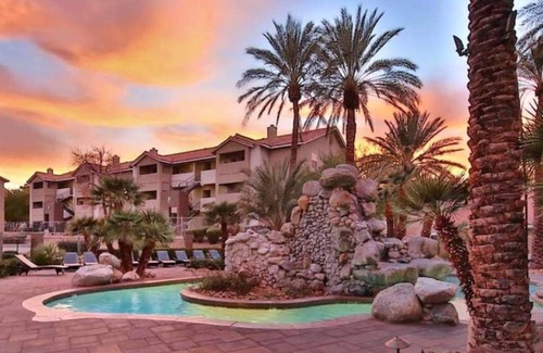Las Vegas Condominio | Upgraded Tropical Oasis! Heated Pool, Spa & Gym, Walk to Strip!