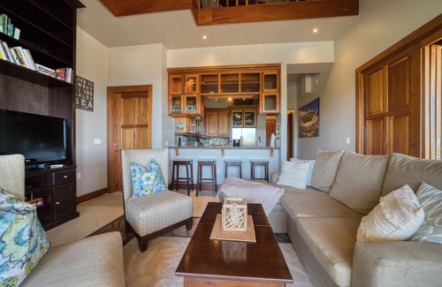 Cocoplum Condominio | Uplifting 'Hummingbird' Penthouse Condo