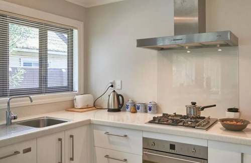 Palmerston North Casa | Upmarket Townhouse - walk to CBD. Park-like surroundings. *spa pool*