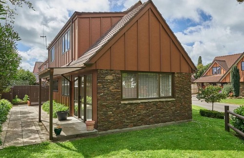 Palmerston North Casa | Upmarket Townhouse - walk to CBD. Park-like surroundings. *spa pool*