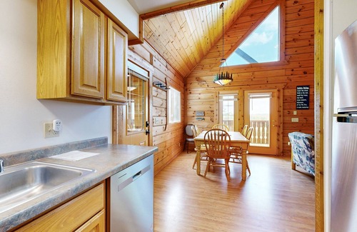 Warrens Casa | Upper-Level duplex, adventure retreat with fire pit, AC, patio & WIFI