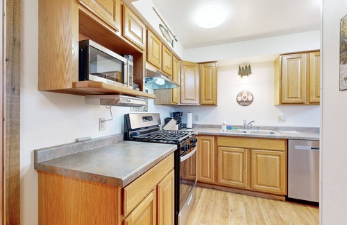 Warrens Casa | Upper-Level duplex, adventure retreat with fire pit, AC, patio & WIFI