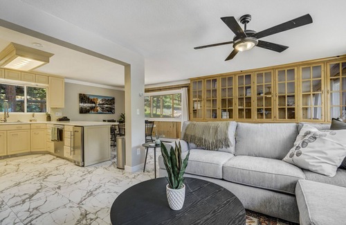 Cascade Casa | Upper Stone Lodge | Hot Tub & Game Room| Upper Unit