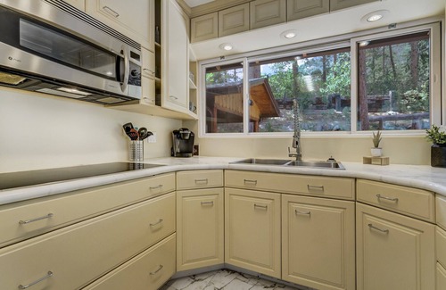 Cascade Casa | Upper Stone Lodge | Hot Tub & Game Room| Upper Unit