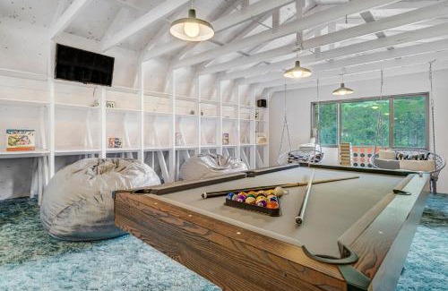 Cascade Casa | Upper Stone Lodge - Hot Tub & Game Room - Upper Unit