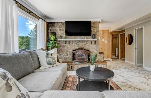Cascade Casa | Upper Stone Lodge - Hot Tub & Game Room - Upper Unit