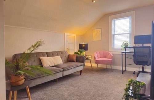 Ferndale Apartamento | Upper Unit Apartment with 2 Bedrooms - Workspace -Walk to Downtown Ferndale