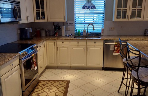 Hyde Park Casa | Upper Unit With Large Private Back Yard, Patio, Kayaks, Fire Pit, Grill & Nature