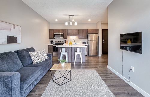 Downtown Des Moines Apartamento | Upscale 1 BR Apt Dwntn & Hot Tub!