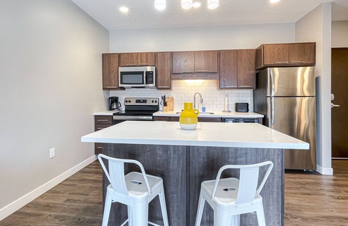 Downtown Des Moines Apartamento | Upscale 1 BR Apt Dwntn & Hot Tub!